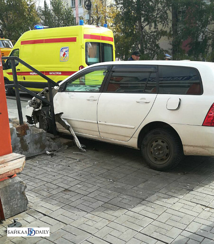 В Улан-Удэ водитель уснул за рулём и врезался в остановку