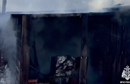 В Улан-Удэ полыхали надворные постройки и автомобиль