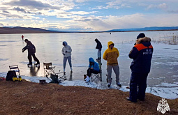В пригороде Улан-Удэ экстремалы устроили покатушки на коньках по тонкому льду