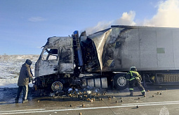 На трассе в Забайкалье на ходу загорелся большегруз
