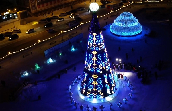 В Якутске зажгли первую новогоднюю ёлку в России 