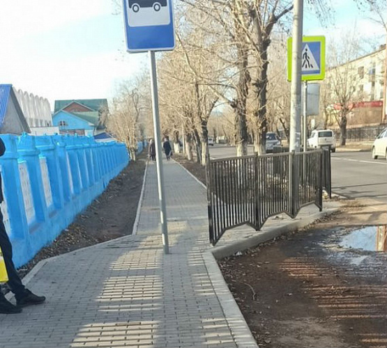 «И так сойдёт»: В Улан-Удэ дорожный знак установили посреди тротуара 