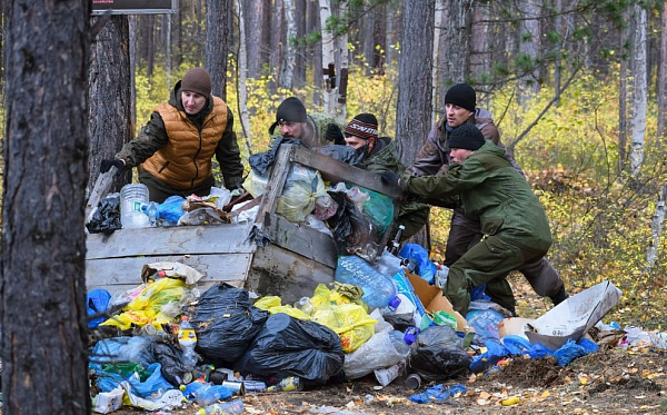 В Бурятии на Байкале вывезли горы мусора после отдыхающих