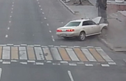 В Улан-Удэ появилось видео, как «Тойота Марк II» врезалась в дерево
