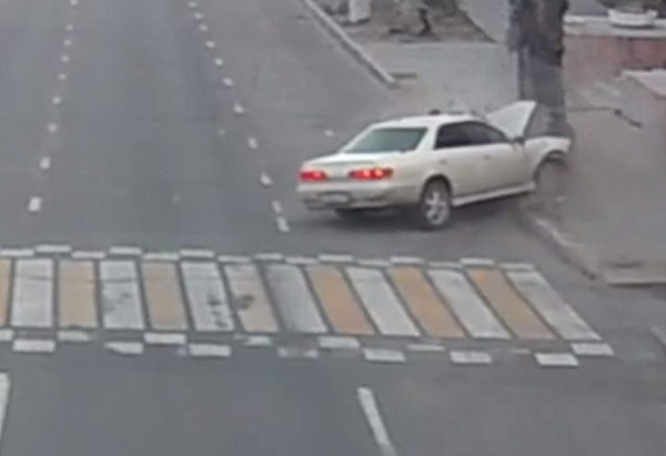 В Улан-Удэ появилось видео, как «Тойота Марк II» врезалась в дерево