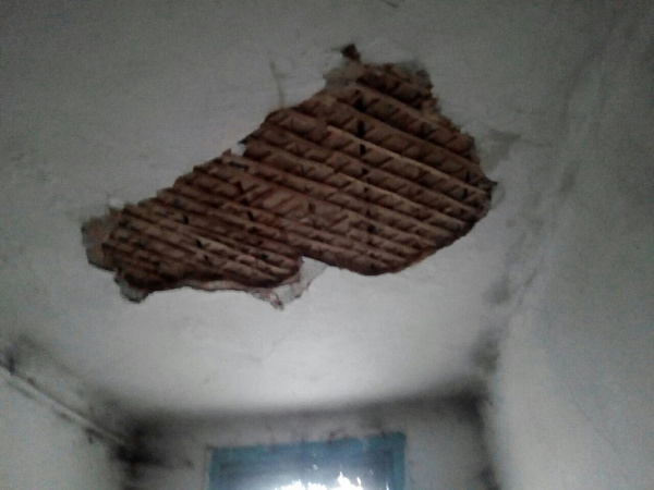 Улан-удэнку чуть не убило рухнувшим в подъезде потолком