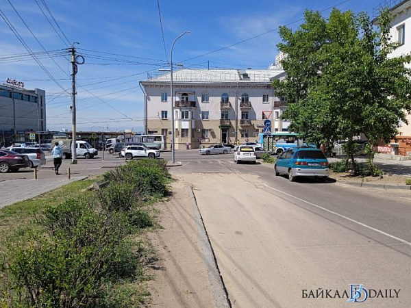 Улан-удэнцы просят заасфальтировать яму у музея истории Бурятии