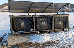 Власти в забайкальском селе с горем пополам поставили баки для мусора