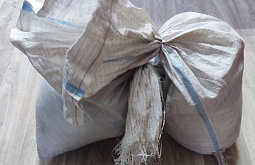 В Улан-Удэ пассажира такси поймали с двумя мешками конопли