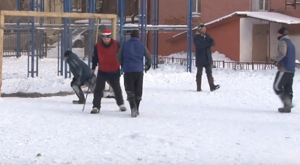 В Иркутске набирает популярность хоккей в валенках