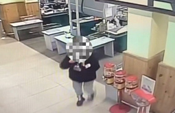 18-летняя улан-удэнка прошла мимо кассы с продуктами в руках 