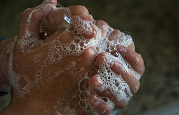 Жителям Бурятии советуют регулярно мыть руки и ограничить тесные объятия  