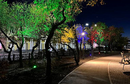 В Улан-Удэ на Гостиных рядах появилась разноцветная подсветка деревьев