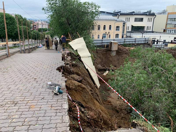 В центре Улан-Удэ возле скандальной стройки провалился тротуар 