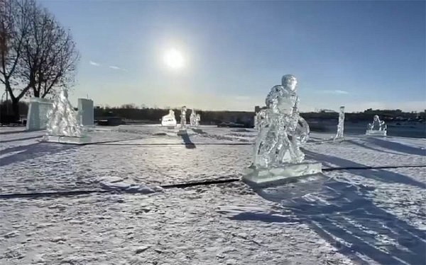 В Иркутске обустроили хоккейную аллею с ледовыми скульптурами