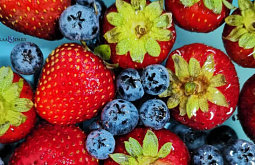 Роспотребнадзор по Бурятии советует в июне налегать на ягоды и кабачки
