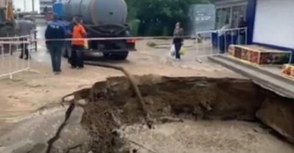 В Улан-Удэ провалился асфальт