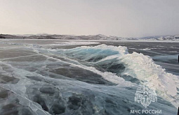 На Байкале два автомобиля провалились в трещину во льду