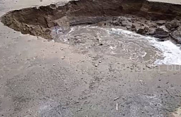 В Улан-Удэ образовалась огромная яма из-за прорыва трубы