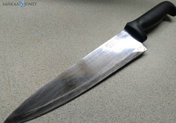 Житель Иркутской области воткнул нож в шею приятеля