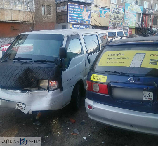 В Улан-Удэ фургон врезался в стоявший «Ипсум»