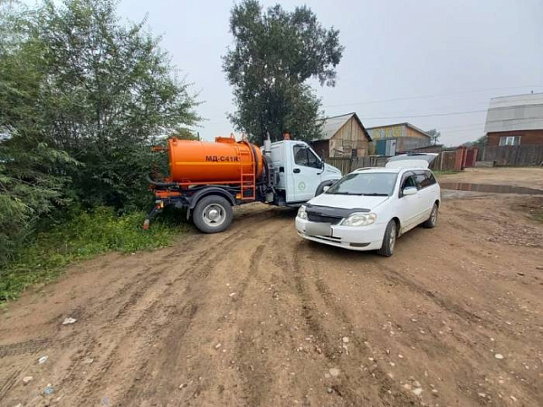 В Улан-Удэ продолжается подвоз воды на Левобережье 