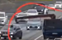 В Улан-Удэ стрела манипулятора пробила лобовое стекло легковушки