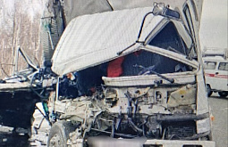 В Забайкалье водитель Toyota Dyna погиб, врезавшись в стоящий грузовик