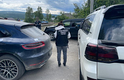 В Иркутской области водитель Porsche наехал на инспектора ДПС