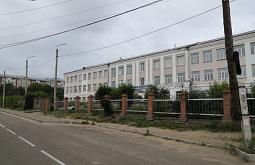 В Улан-Удэ родителей шокировали сроки ремонта закрытой школы 