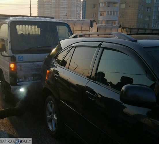В Улан-Удэ грузовик врезался в «Лексус»