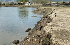 В посёлке в Бурятии, где дом рухнул в реку, обещают укрепить берег 