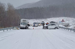 В Бурятии «Лексус» и грузовик столкнулись во время снегопада