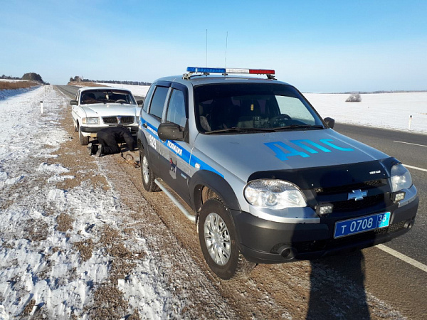 В Иркутской области полицейские помогли водителю со сломавшейся машиной