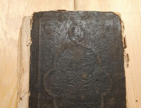 В иркутском книжном приюте нашли столетний молитвенник