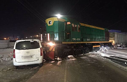 В Иркутске столкнулись минивэн и локомотив 