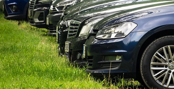 В Бурятии введут штрафы за парковку на газонах и детских площадках 