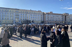 Толпа подростков собралась на главной площади Улан-Удэ ради звезды TikTok