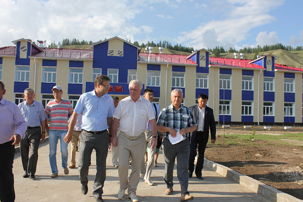 Глава Бурятии осмотрел строящуюся школу на границе с Монголией