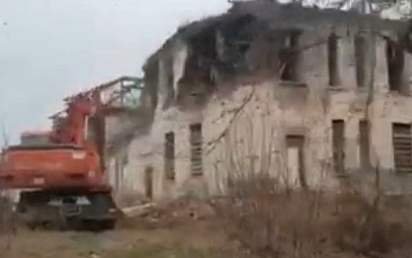 В Шелехове сносят здание бывшей инфекционной больницы