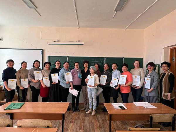 часы для распорядка дня школьников. фотосессия школьников. обратное время в школе. школьники за партой. Concept of time book.