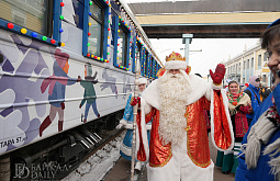 Более 3000 человек встретили поезд Деда Мороза в Улан-Удэ 