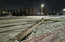 В Улан-Удэ машина сбила опору контактной сети трамвая