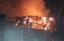 В Иркутске произошёл крупный пожар в производственном здании 