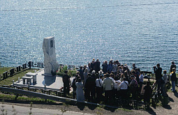 На Байкале открыли стелу на месте гибели Александра Вампилова