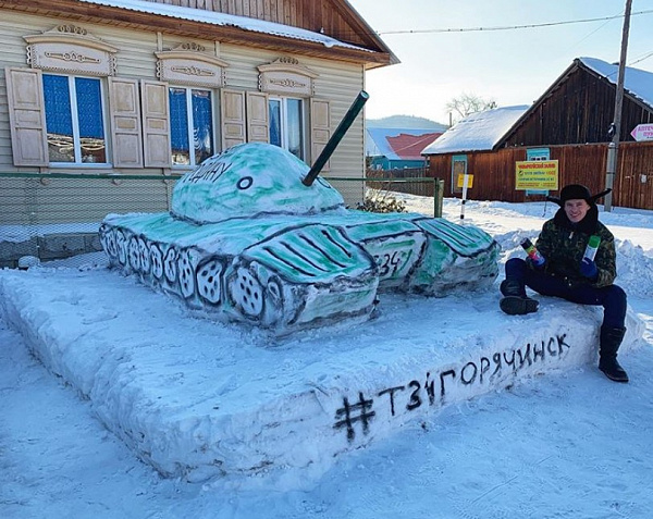 В Бурятии из снега слепили танк