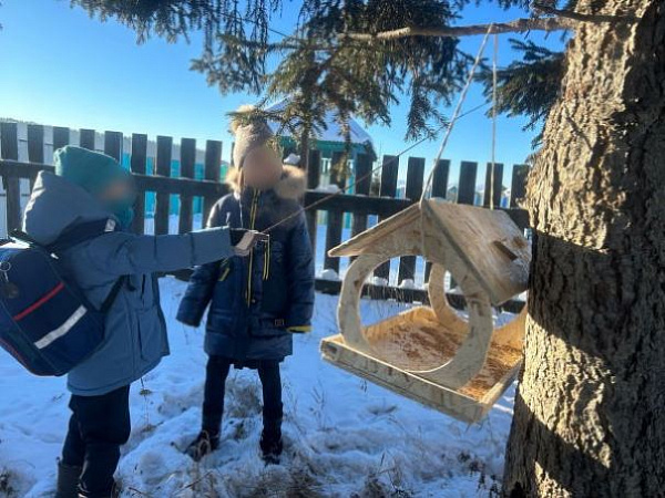 В Бурятии дети смастерили кормушки для птичек 