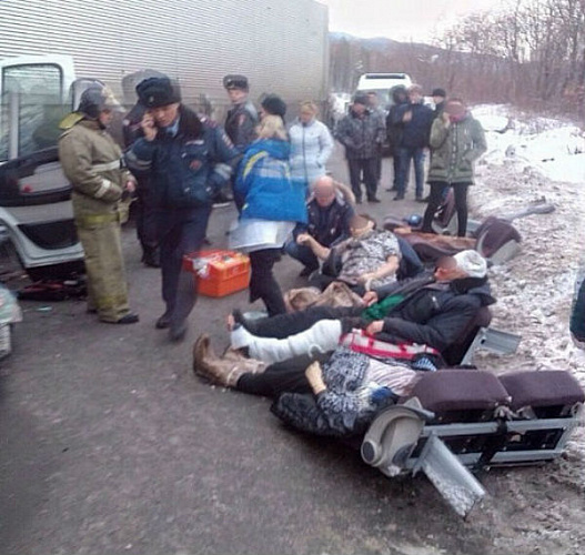 В столкновении маршрутки из Бурятии и большегруза погибли двое и ранены 15 человек (фото 18+)