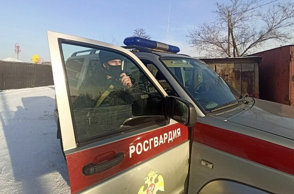 В Улан-Удэ мужчину в бегах выдали летние кроссовки