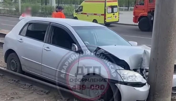 В Улан-Удэ стало известно, как автомобиль влетел в столб между путями